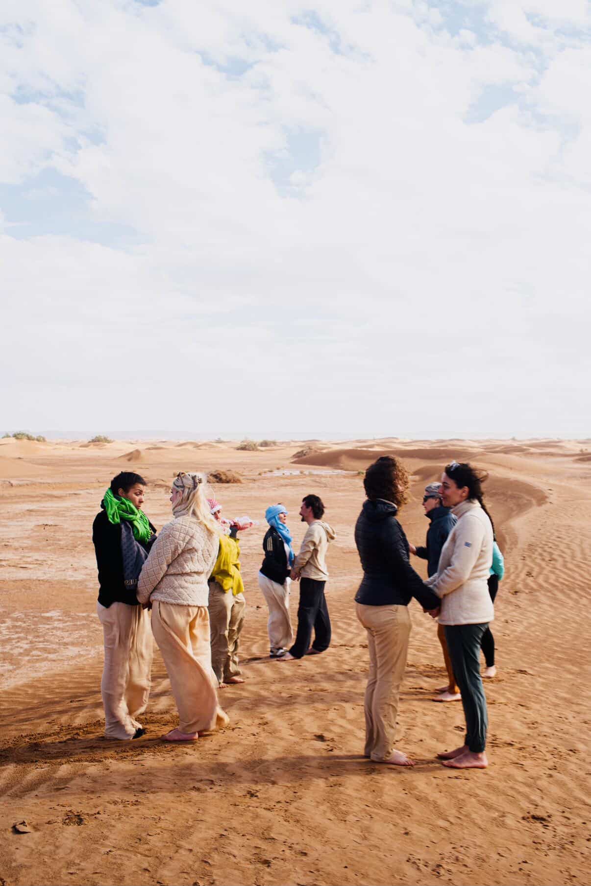 Cercle du groupe dans les dunes