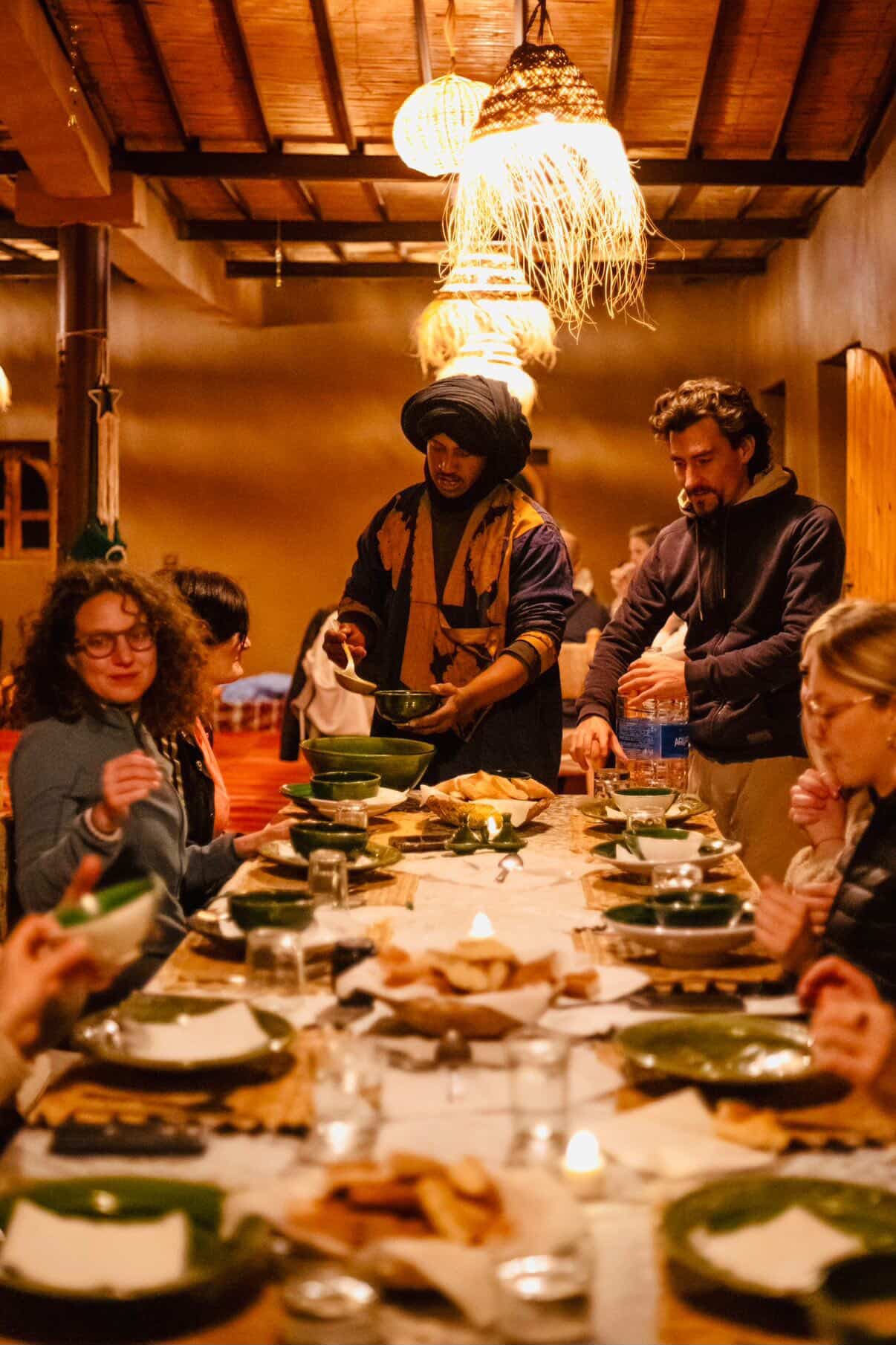 Repas partagé au campement