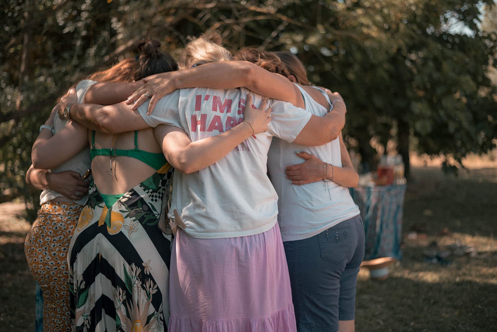Cercle de femmes enlacées à la fin de la journée