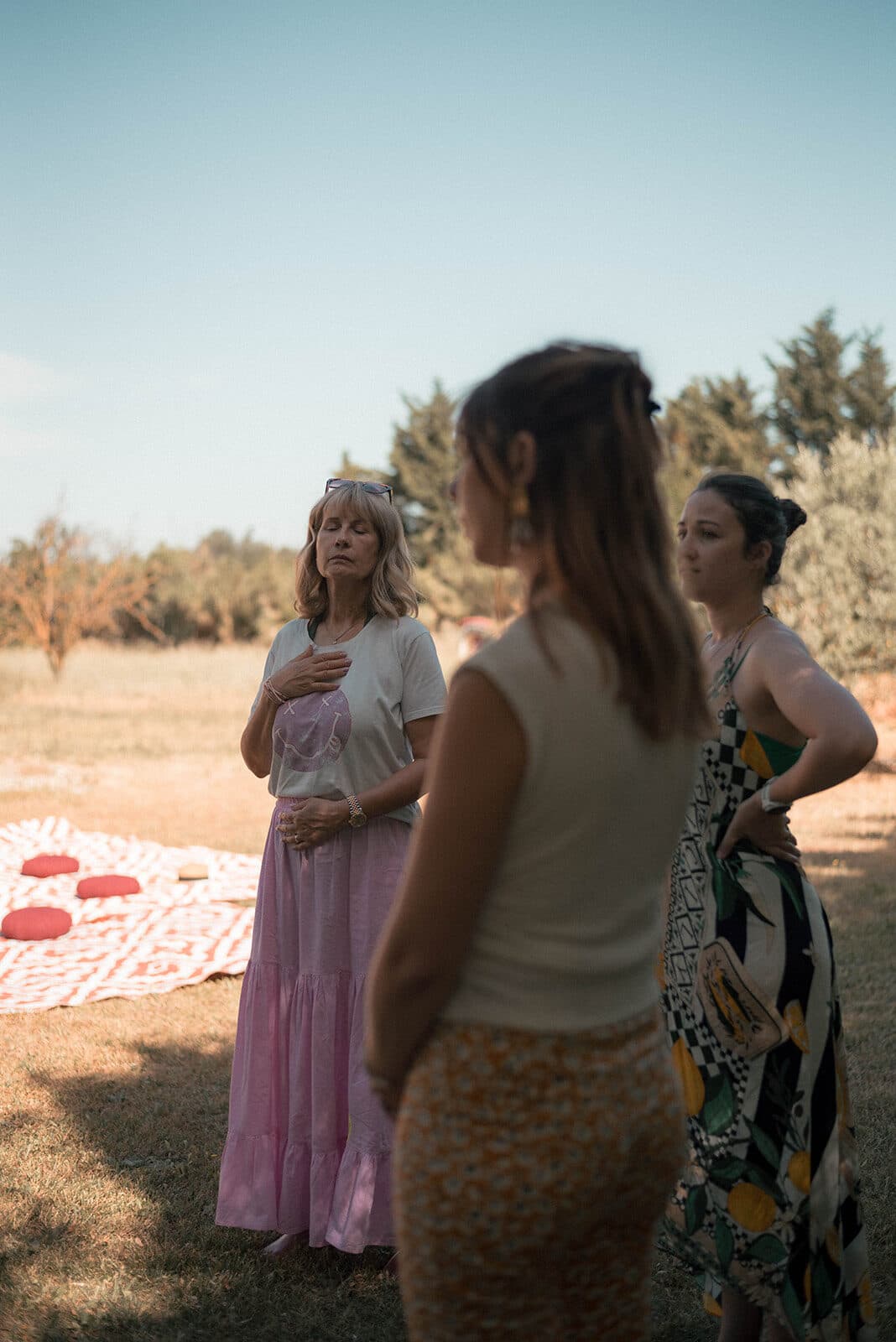 Groupe en méditation dans un champ en Provence