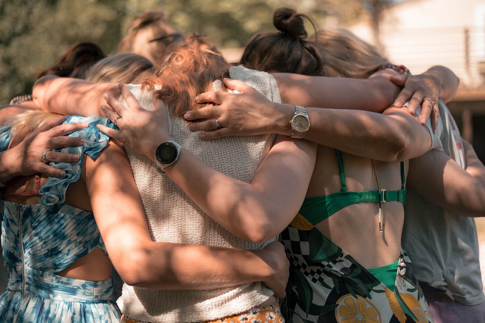 Groupe de femmes enlacées lors d'une expérience collective