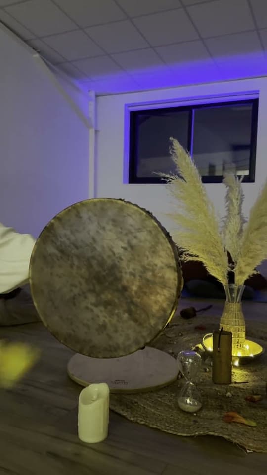 Tambour, pampa et bougies pendant une séance d'Inner Dance