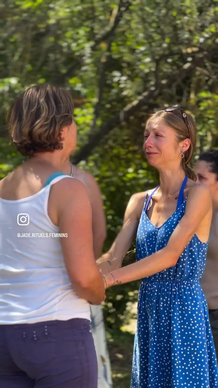 Deux femmes se tenant les mains lors de la mini-retraite en Provence